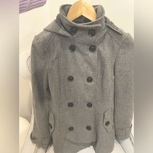 Beautiful high neck collar Guess women’s jacket. Size XS